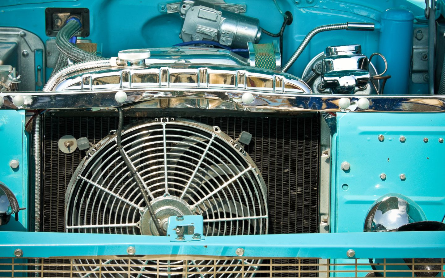 Radiador y motor de un coche clásico