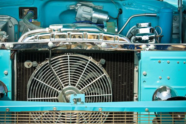 Radiador y motor de un coche clásico