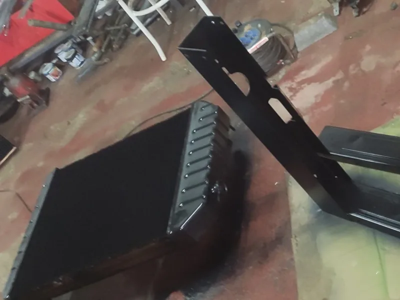 Radiador reacondicionado con pintura negra técnica en el taller de Radiadores Jomar